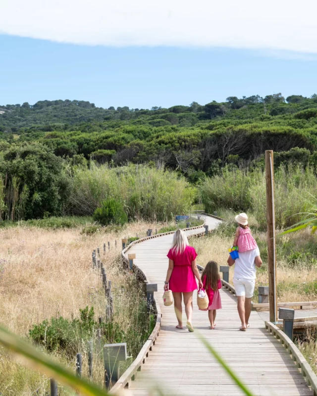 Aujourd'hui, on célèbre ce qu’il y a de plus précieux : la famille 👪️ ! à #ramatuelle, chaque moment passé ensemble devient un souvenir inoubliable. Vous aussi, venez créer des souvenirs magiques avec ceux que vous aimez ❤️

📸 @instapades.studio 
#JournéeMondialeDesFamilles #FamilleEtVoyage #MomentsInoubliables #family #destinationramatuelle #TourismeEnFamille #golfesttropez #levarlunique #familytime #famille #pampelonne #voieverte #plage #beach #momentsprecieux #travelgram #visitfrance #exploreregionsud #france_focus_on #exploreworld #travel #suddelafrance #vacances #cotedazurfrance #levar #pacatourisme #paca